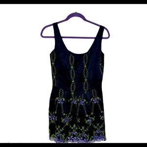 BETSEY JOHNSON. Sleeveless Embroidery Sz Medium